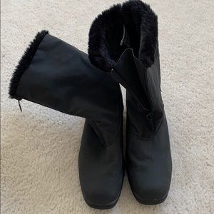 Totes Fur lined front zip boots